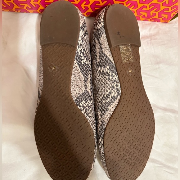 Tory Burch Reva Snakeskin Printed Flats with Pewter Logo (Sz 9) - Picture 2 of 4
